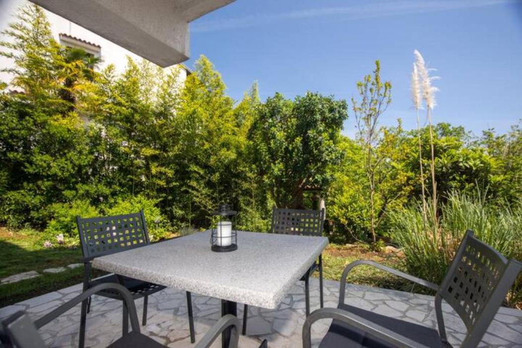 Appartamento Secret Garden House Laurana Esterno foto